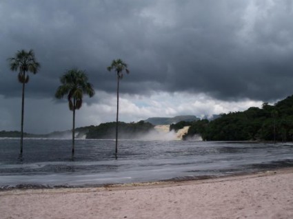 Laguna de Canaima, crecida por ser la época de lluvias.