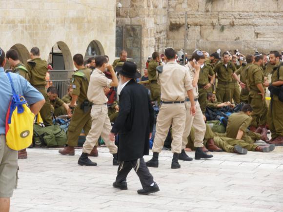 Grupo de militares de visita cultural en Jerusalén durante el sábat.
