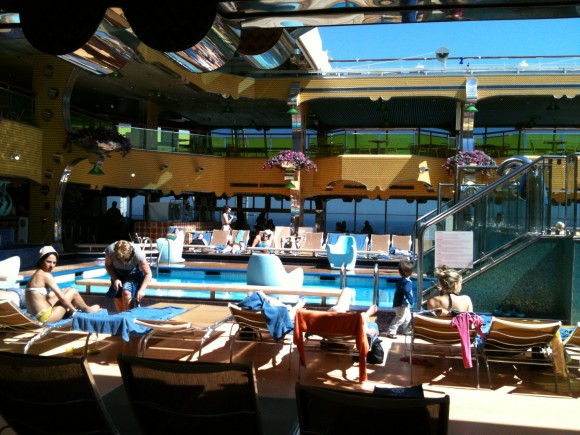 Las piscinas del Costa serena tienen el techo retráctil para los días de mal tiempo.