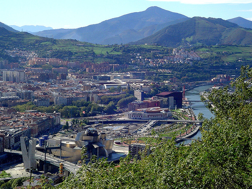 Vista general de Bilbao a orillas del ría de Ibaizábal.