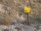 Los caminos están señalizados con carteles de advertencia para avisar de los campos de minas.