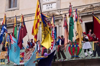 Después de cada guerra las banderas suben al balcón del Ayuntamiento.