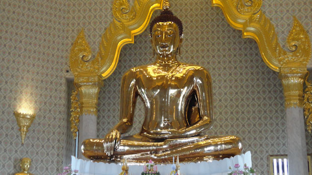 Buda de oro macizo que se encontraba bajo una capa de yeso.