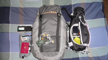 Mochila de equipaje y equipaje de mano con el material fotográfico e informático.