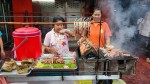 Los puestos de comida son imprescindibles. No dejes de probarlos.