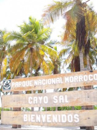 Letrero de bienvenida en Cayo Sal. Imparques es el ente nacional que gestiona los parques nacionales venezolanos.