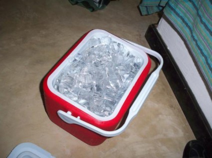 Mi cavita (nevera) llena de cervezas y hielo para pasar el día en la playa.