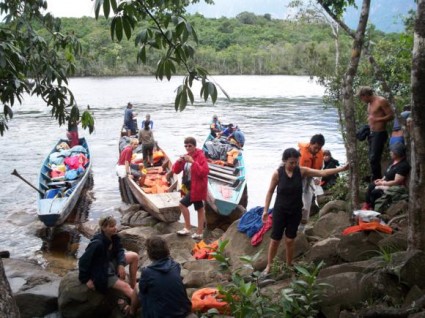 Todos a mojarse los pies... ¿era necesario si ya llevábamos el fondo de la lancha inundado?
