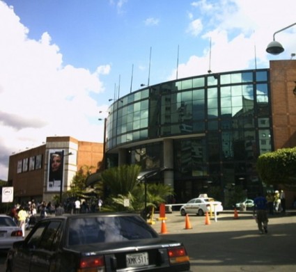 Entrada principal del Centro Comercial Sambil.