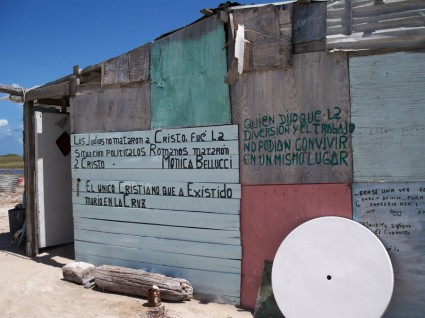 Detente a leer sus frases pintadas en las paredes.