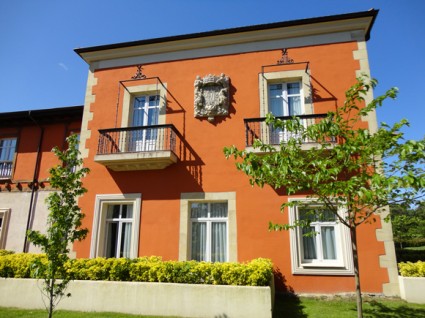 Las fachadas de construcción moderna combinan con el estilo clásico del palacio original.