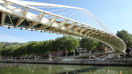 El Zubi Zuri, el puente del arquitecto Calatrava sobre la ría de Bilbao.