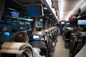 Asientos cómodos y amplios con servicio de televisión y música a la carta.