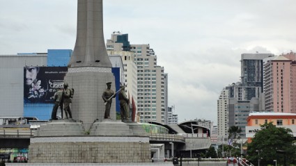 5 estatuas representando las fuerzas del régimen.